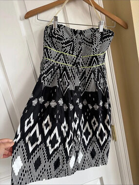 Inspiration Geometric Midi Skirt in Black & White Size Small
